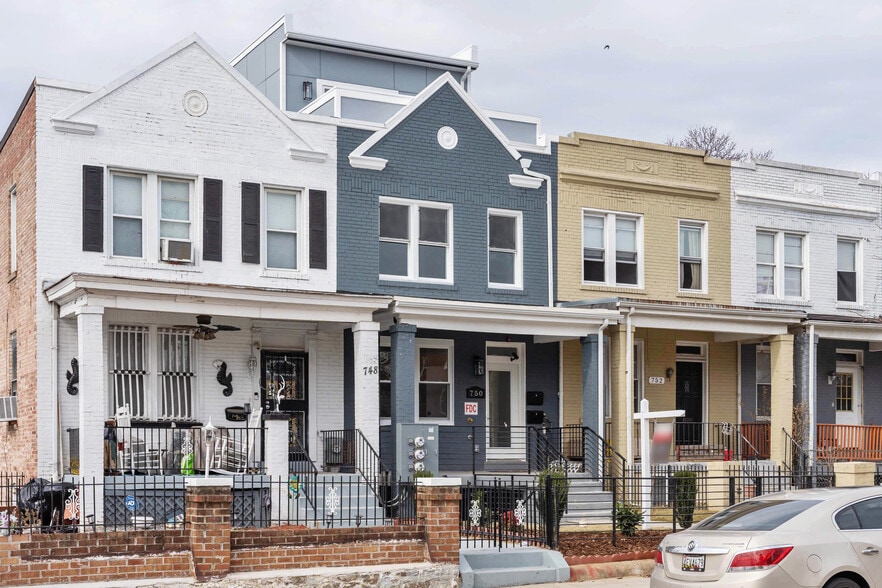 Building Photo - 750 19th St NE