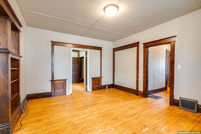 Building Photo - 103 W Parkway Ave