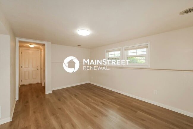 Building Photo - 3 Bedroom Pet-Friendly Home in Independence, MO with Main Street Renewal