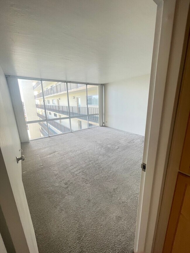 Building Photo - Live Large in PB w/ Ocean Views!