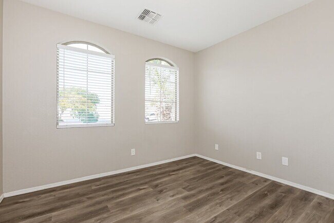 Building Photo - 1225 S Mansard