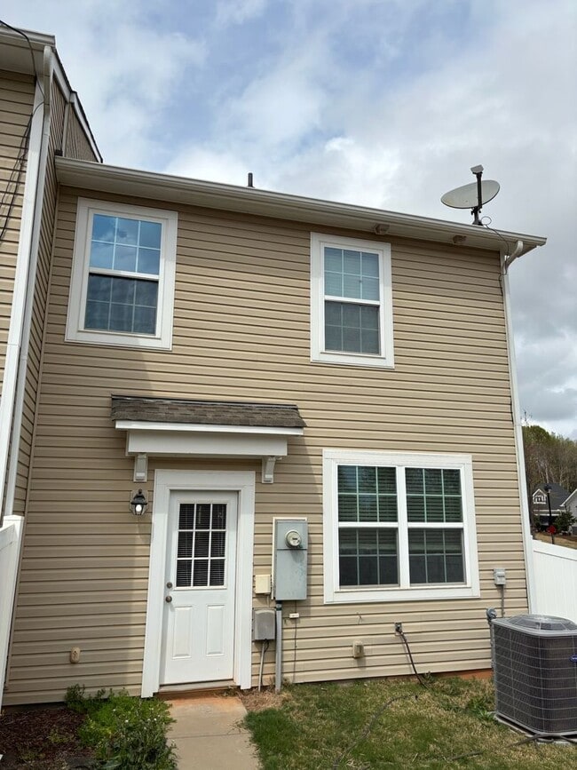 Building Photo - Renovated 3Bd, 2.5Ba End Unit Lake Norman Townhome with Fenced-in Yard and 1 Car Garage Coming Soon