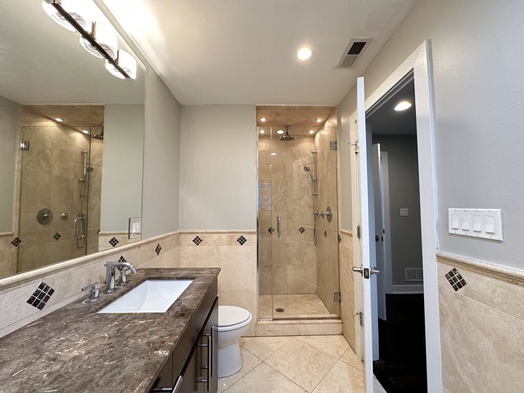 Building Photo - 907 N Damen Ave