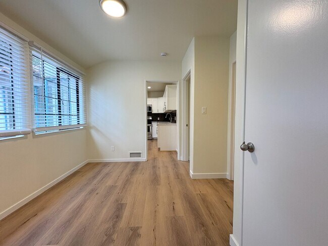 Building Photo - Beautifully Updated 2BR/2BA – Yard & Garage