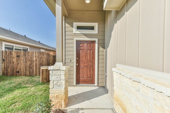 Building Photo - High Ceilings, Low Maintenance -Say Hello ...