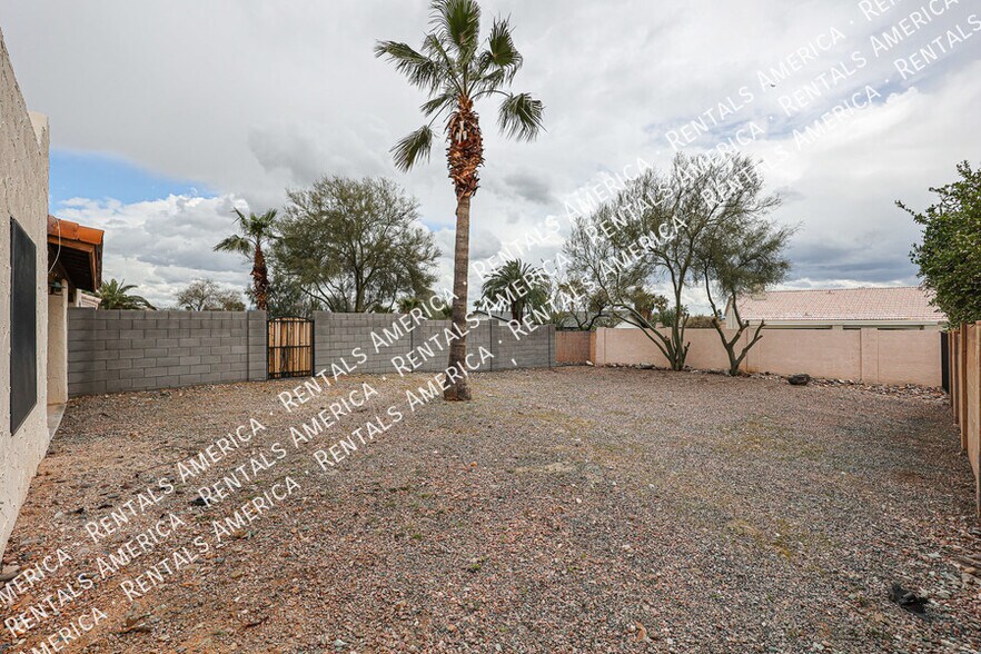 Building Photo - 16927 E Sabinas Dr