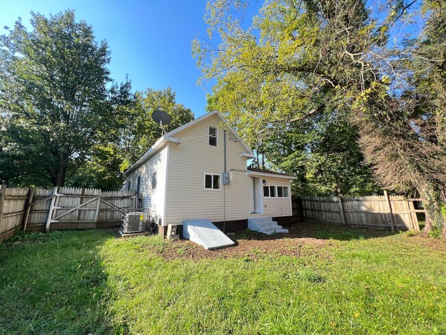 Building Photo - 3 Bed 1 Bath For Rent - Springfield