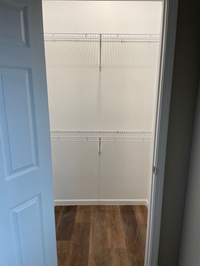 Building Photo - 4 bed 2 bath 2 Car Garage