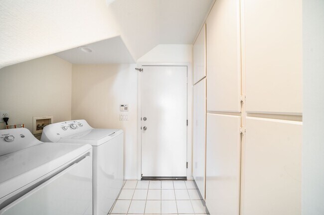 Building Photo - 4 Bedroom View Home in Emerald Heights | 3-Car Garage | Guard Gated Community