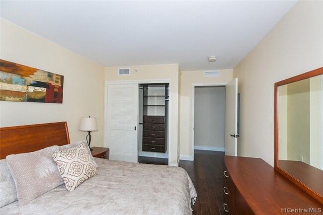 Building Photo - 1551 Ala Wai Blvd