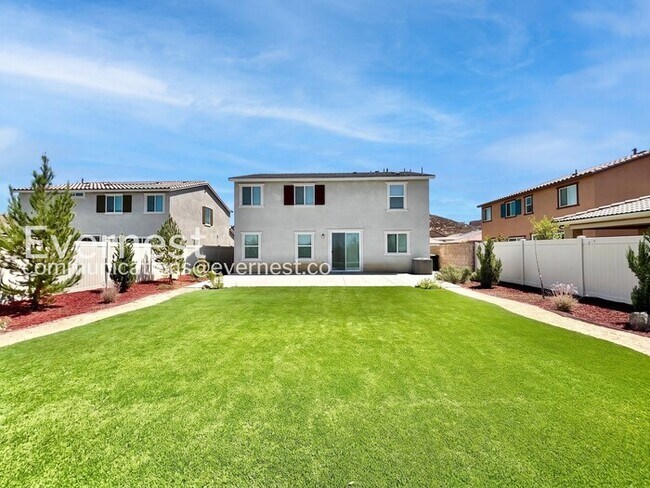 Building Photo - 4 Bed/3 Bath Home with Fenced Yard & Garage / Vouchers Accepted / Available Now!