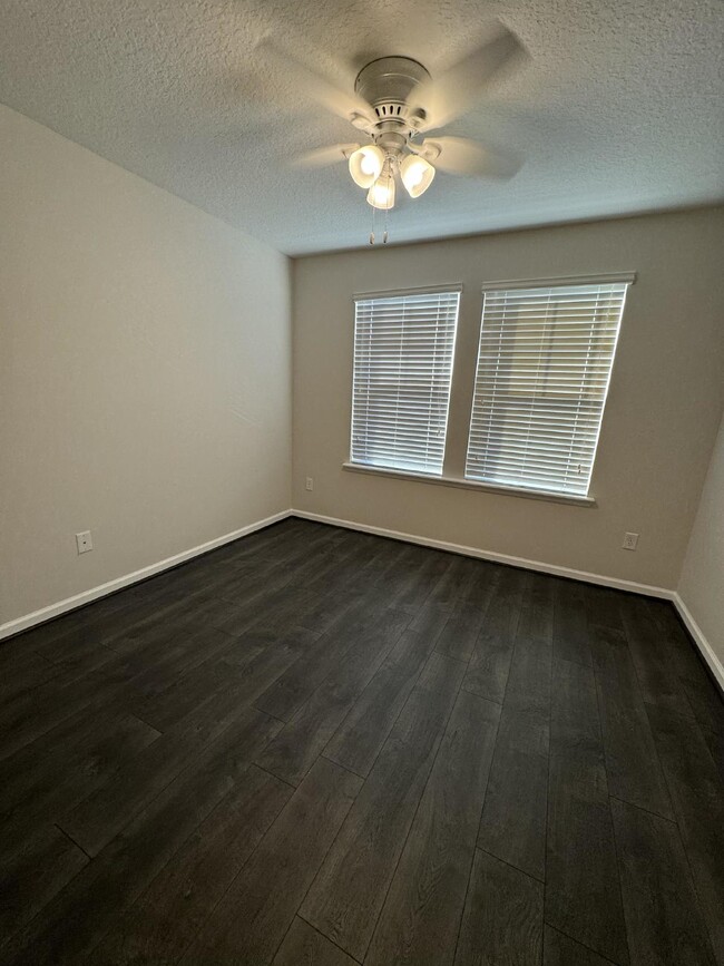 Building Photo - 3 Bedroom 2.5 Bath townhome in Durbin