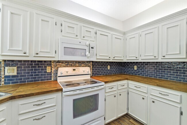 Building Photo - 165 Magnolia Bend