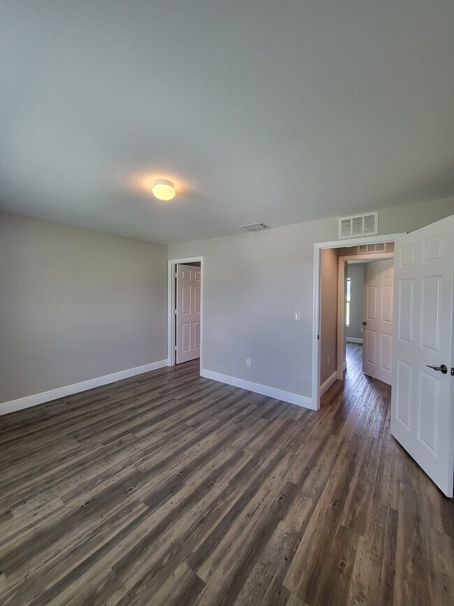 Building Photo - 5012 Dolphin Ct