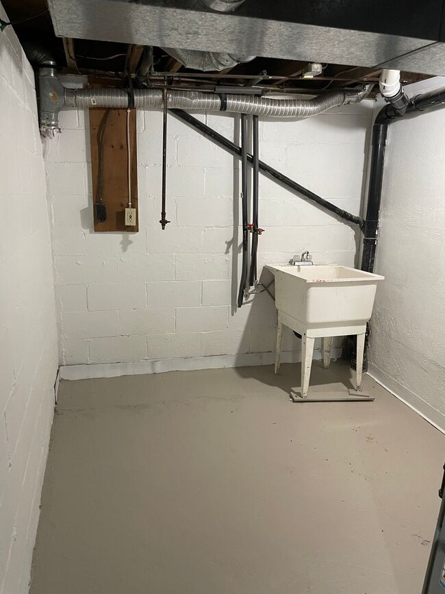 Building Photo - 3 BEDROOM, 1.5 BATH IN PENN HILLS - MOVE-I...