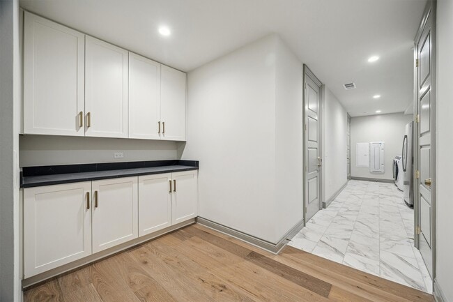 Building Photo - 1717 Bissonnet St