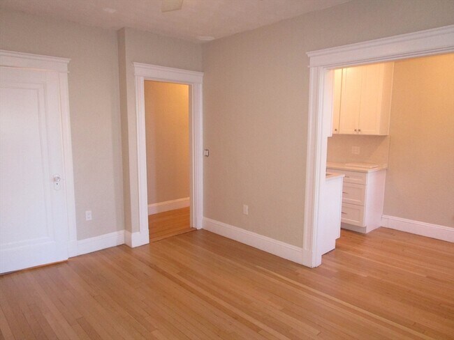 Building Photo - 122 Riverway
