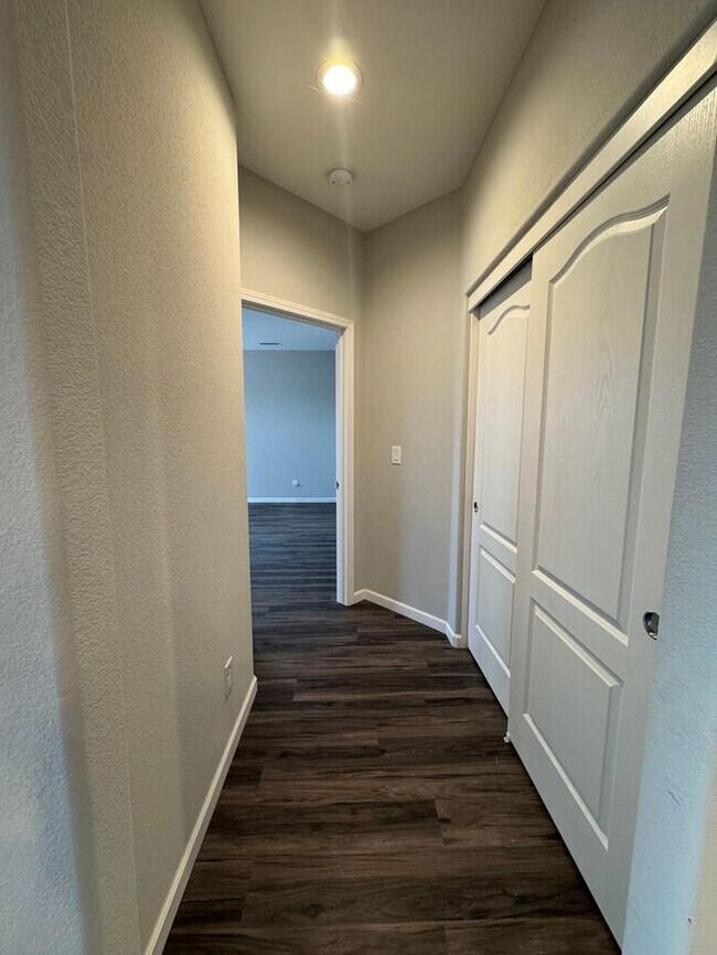 Building Photo - Spacious 4-Bedroom Dayton Home with Split-Bedroom Layout & Modern Finishes