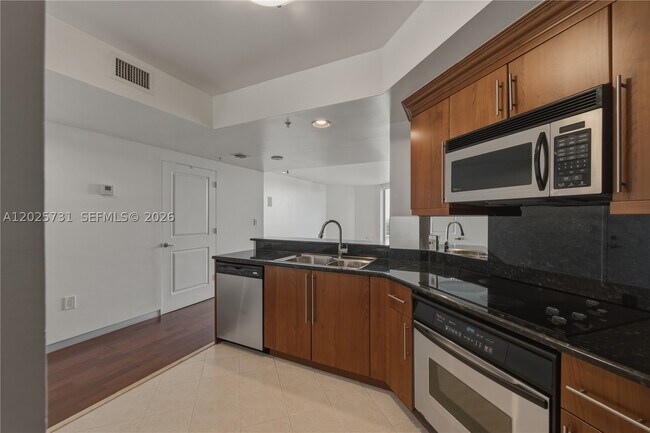 Building Photo - 401 SW 4th Ave