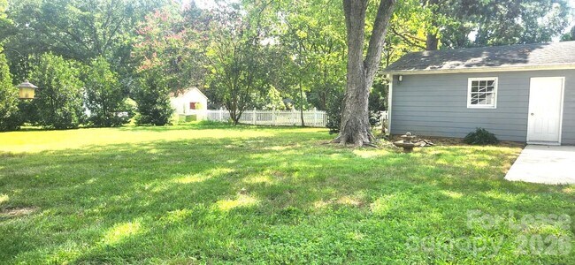 Building Photo - 2022 Glouchester Cir