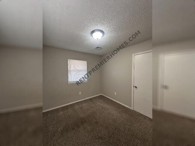 Building Photo - 4400 Meadowpark Dr