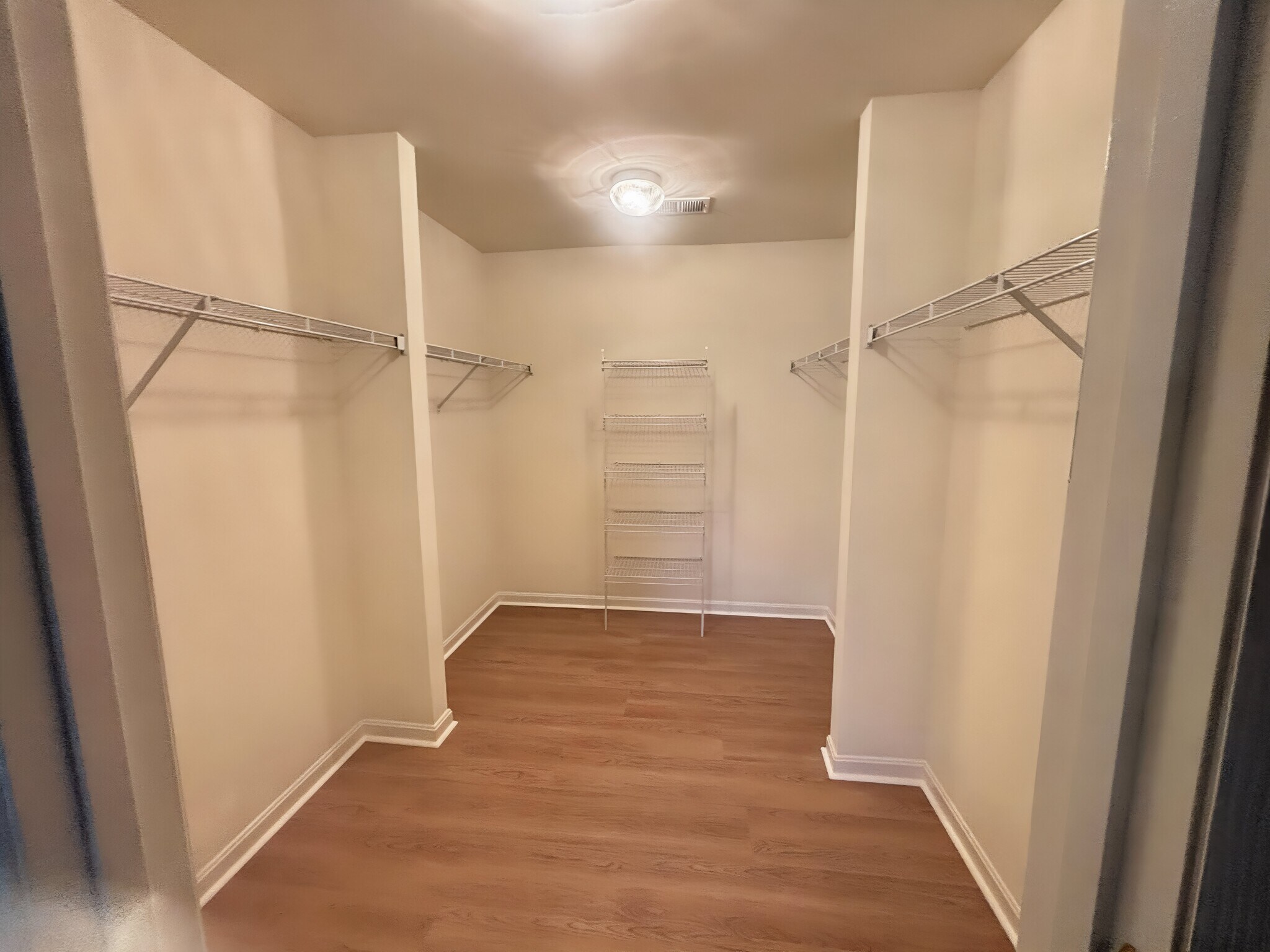 Walkin CLoset - 15024 Burgandine Ave