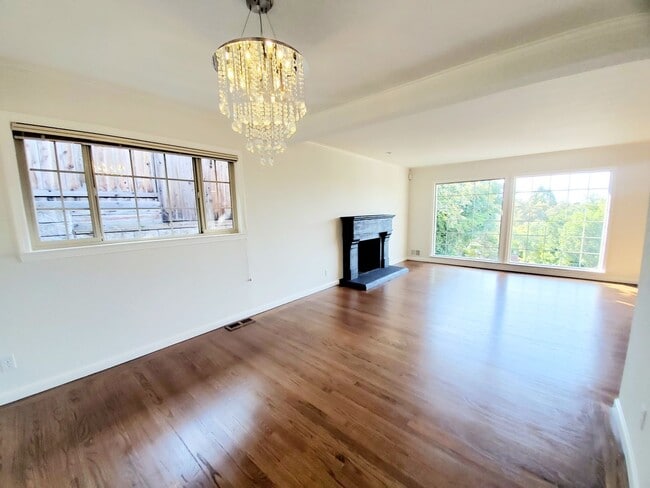 Building Photo - Hillsborough home with Bay views