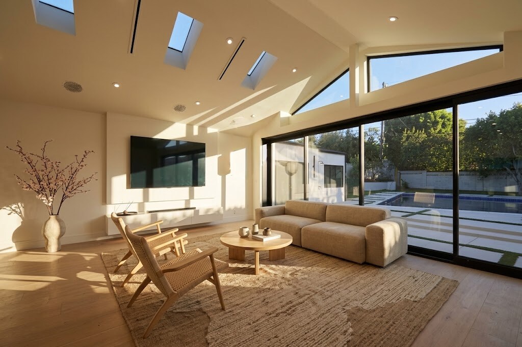 Building Photo - 4501 Canoga Dr