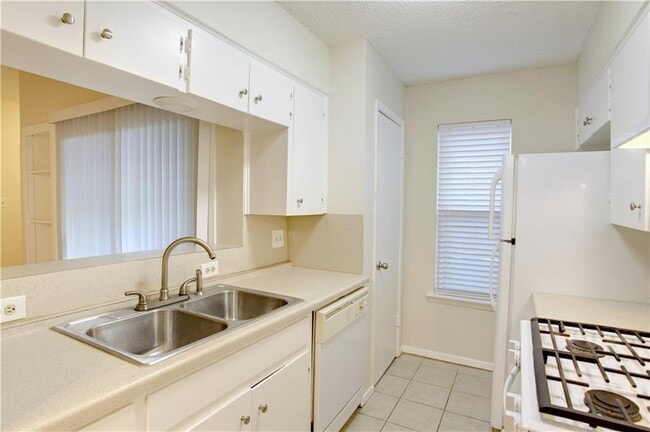 Building Photo - 5808 Emerald Forest Dr