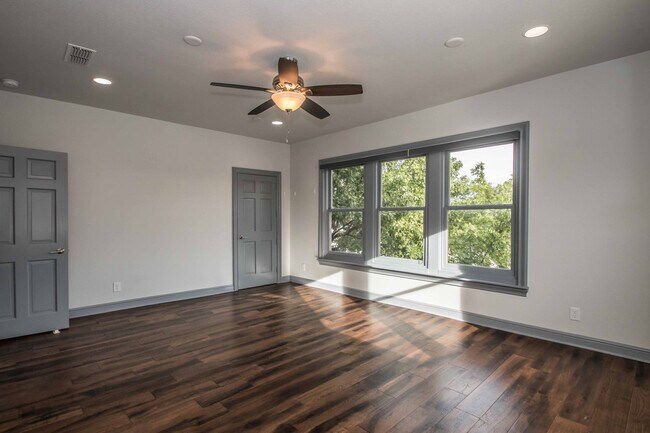 Building Photo - W. Magnolia Living!