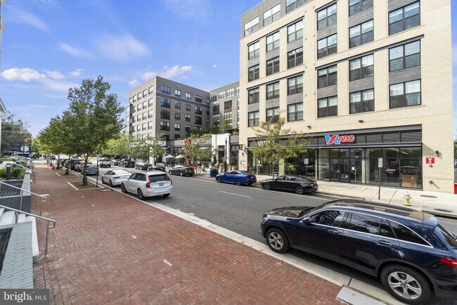 Building Photo - 801 S Fairfax St