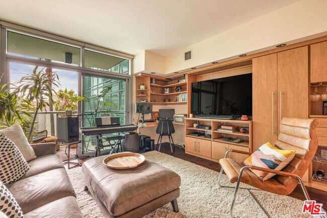 Primary Photo - 13700 Marina Pointe Dr