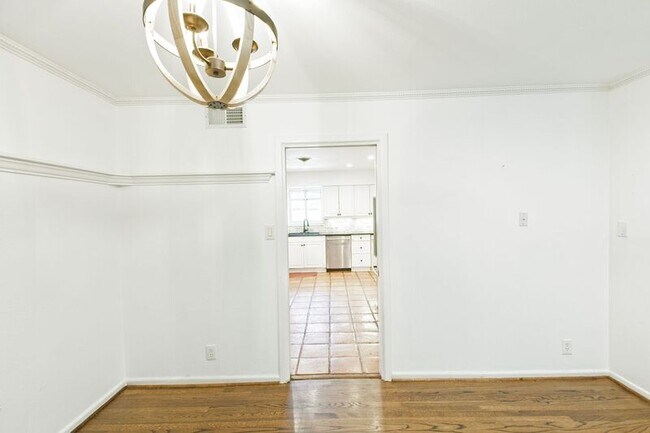 Building Photo - 11137 Sinclair Ave