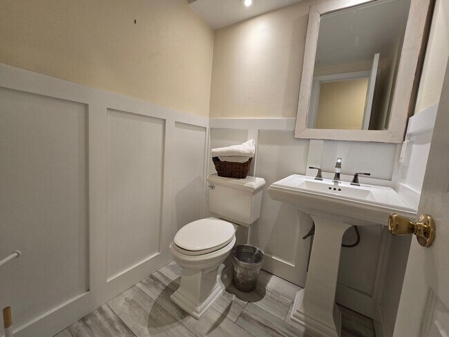 Building Photo - Stunning 2 Bed / 2.5 Bath Townhouse with G...