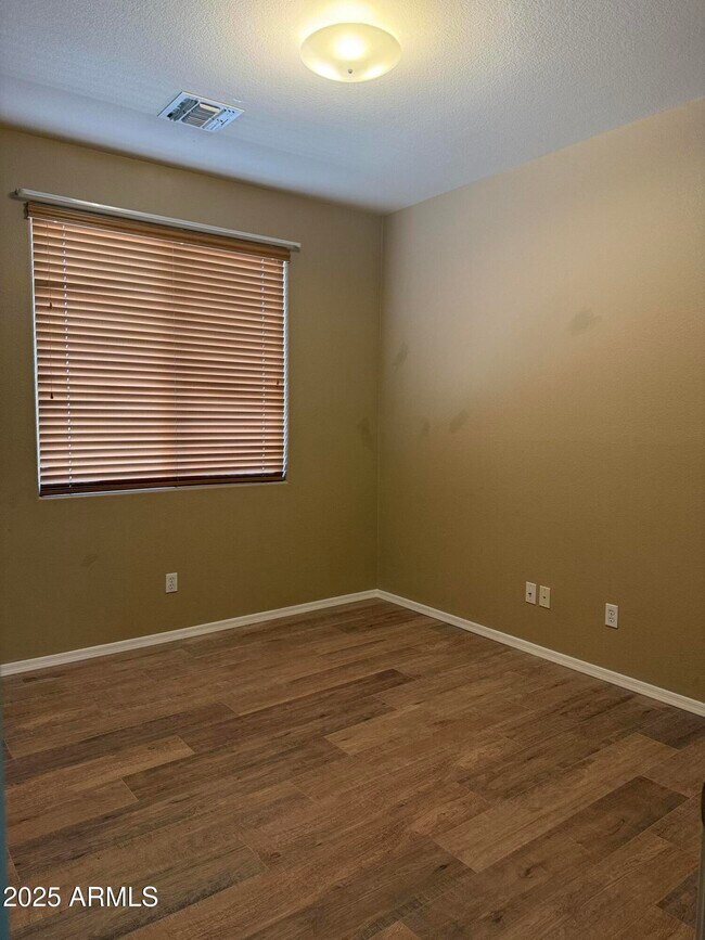 Building Photo - 1269 E Iris Dr