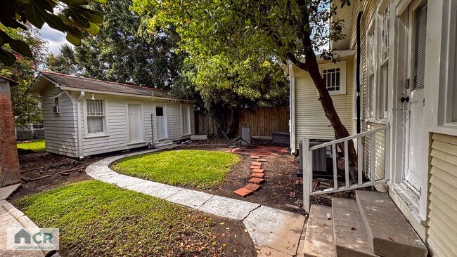 Building Photo - University Area 4bd/2ba With Private Backy...