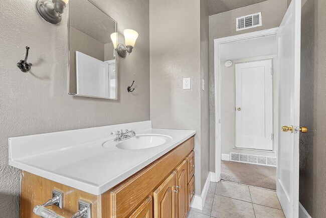 Building Photo - $2,295.00 - 3 Bedrooms, 2 Bathrooms, Singl...