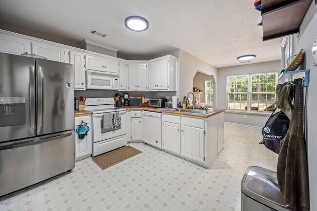 Building Photo - 2056 Sylvan Lake Dr