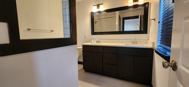 Building Photo - 1002 Rosa Way