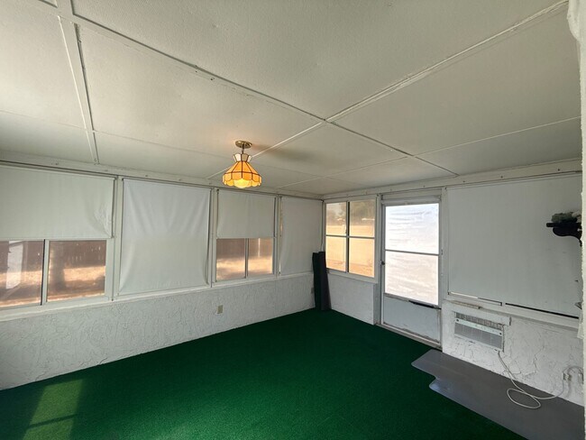Building Photo - Beautiful 2 bedroom home with fenced in backyard