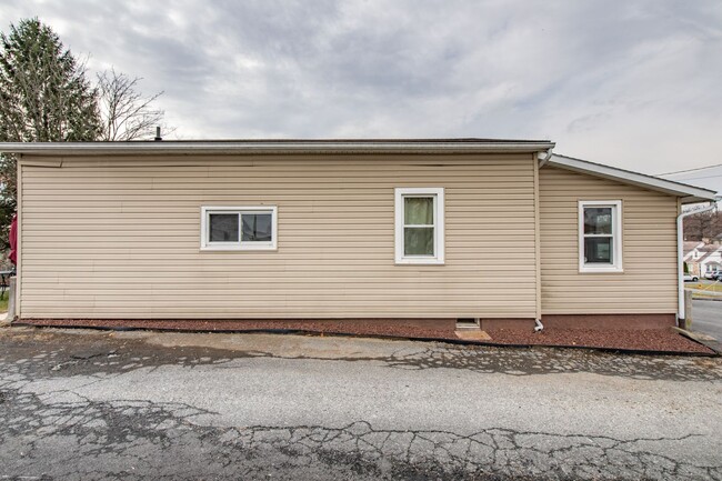 Building Photo - Adorable 3-Bedroom Ranch