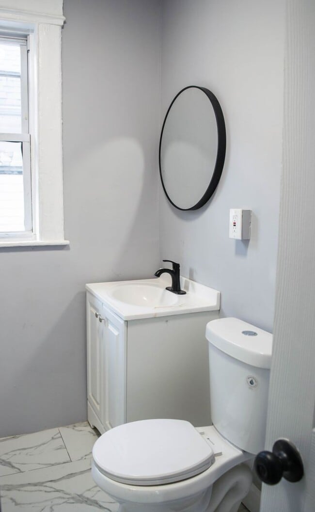 Building Photo - 19 Bassett St