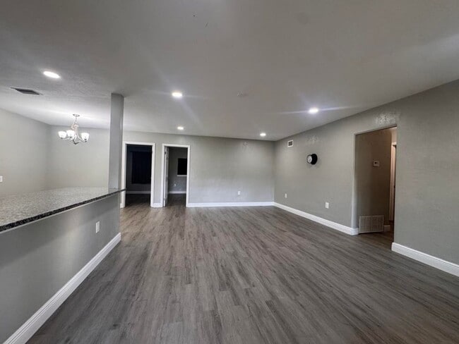 Building Photo - 3/2 with Bonus Room in South Daytona