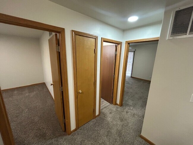 Building Photo - 2 bedroom 1.5 bath TOWNHOUSE with double private balconies and private view of the woods!