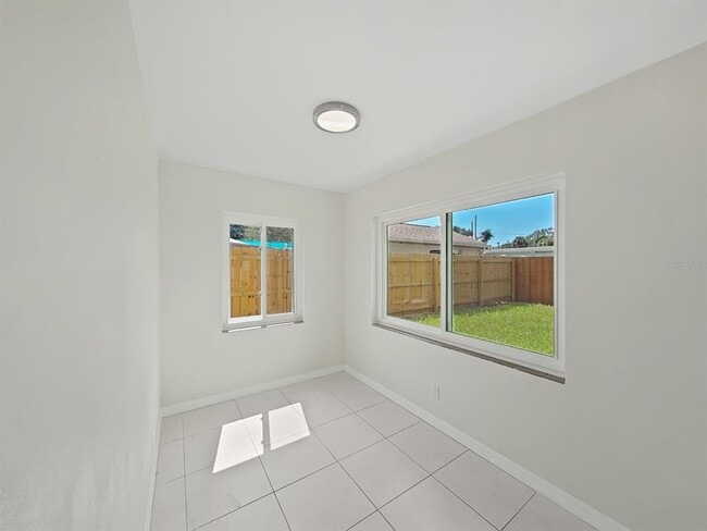 Building Photo - 4610 W Bay Villa Ave