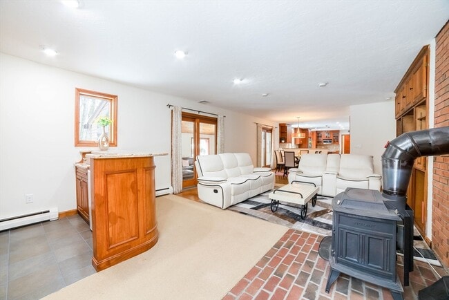 Building Photo - 160 Floral St