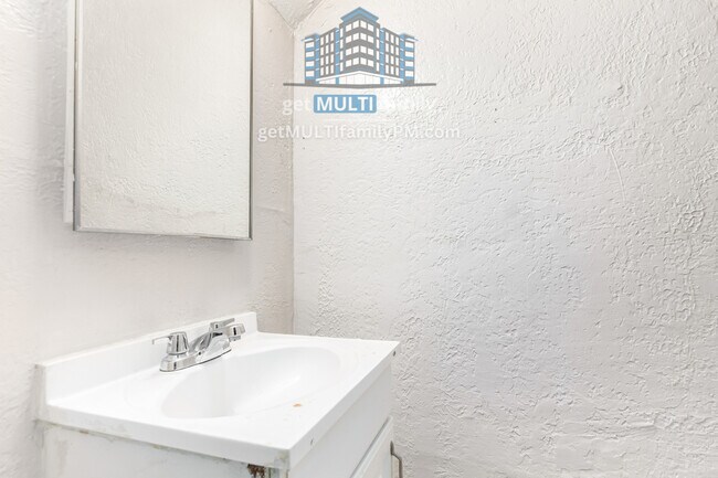 Building Photo - 525 N 32nd St