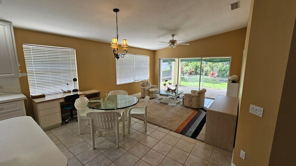 Building Photo - 7960 SE Peppercorn Ct