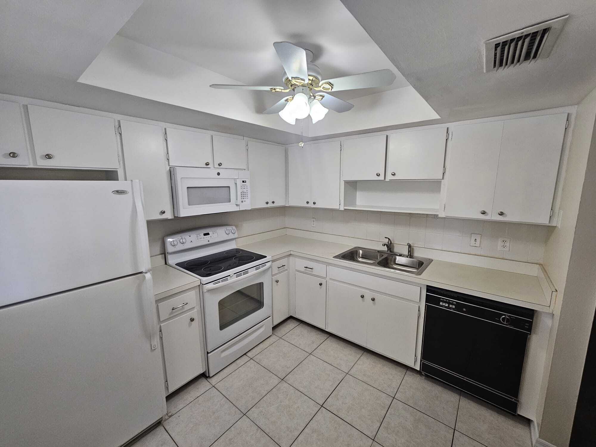 KITCHEN - 3536 Pinecrest St