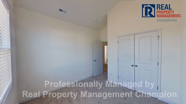 Building Photo - Spacious Home with Fenced Back Yard Convenient to Camp Lejeune